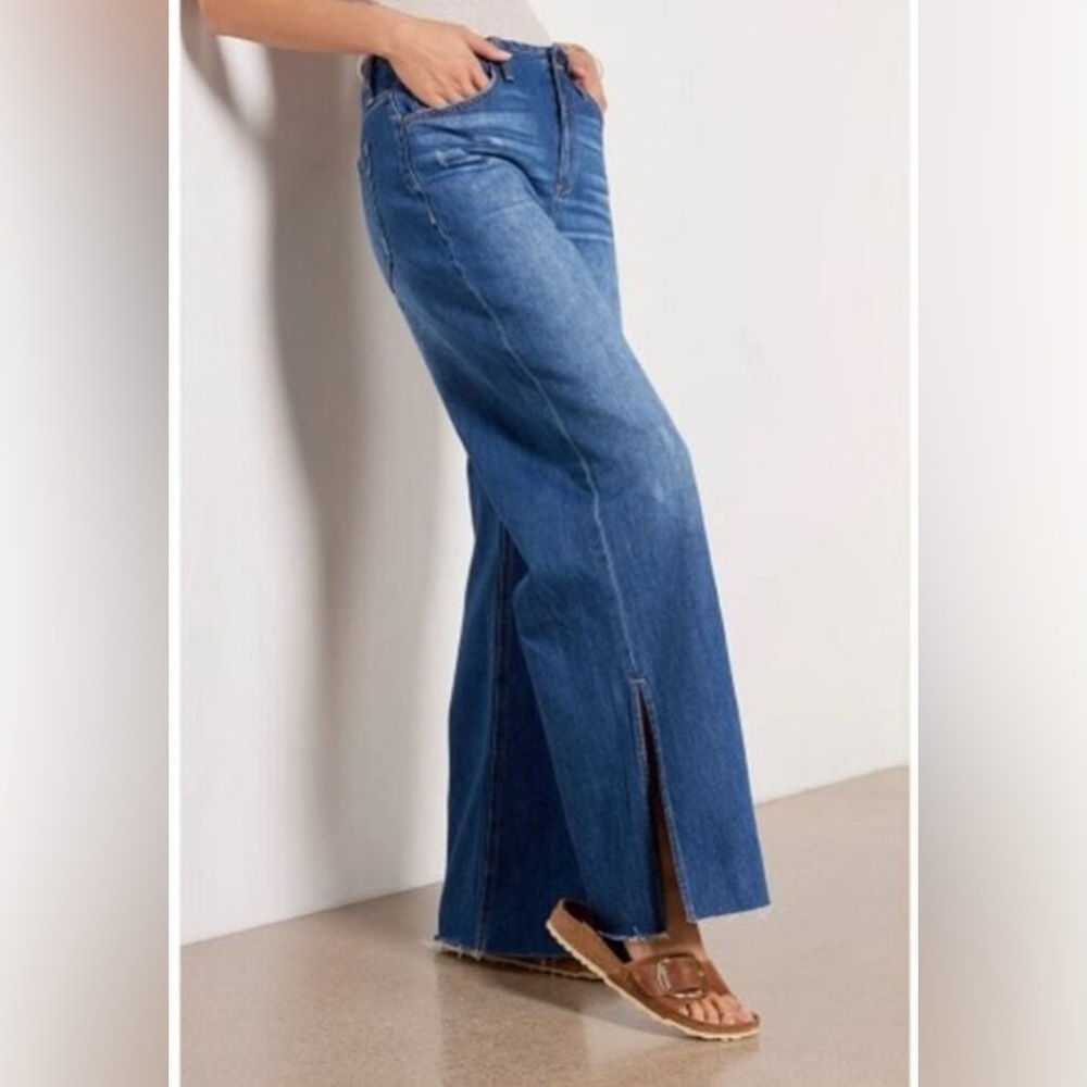 Evereve Slouchy Wide Leg Jeans Blue Denim Raw Hem High Waist.  Size 31